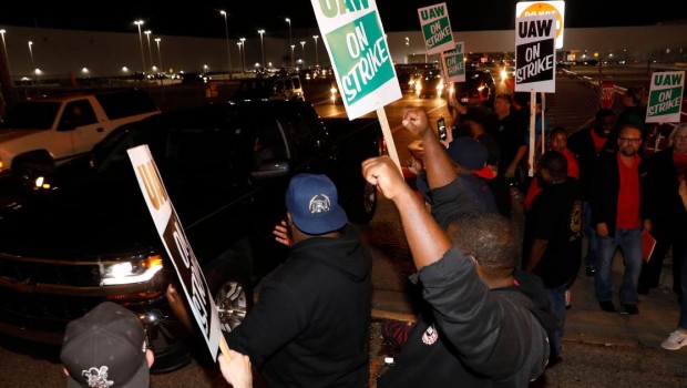 Seconda settimana di sciopero alla GM, picchetti, tentativi dei camionisti di sfondare, arresti degli operai di prima fila, licenziamenti per rappresaglia. Nell’era della realtà virtuale torna prepotente l’antica guerra della nostra epoca, quella fra operai e padroni. Lo sciopero degli operai General Motors (iniziato lunedì 16 settembre) è arrivato alla seconda settimana e si sta scaldando. Gli operai in sciopero si trovano sotto la pressione sia di GM che dei crumiri. La prima ha sospeso unilateralmente l’assicurazione sanitaria ai 49.000 scioperanti, cercando di seminare paure e incertezze tra gli operai in sciopero. Mentre la tensione ai picchetti con cui […]