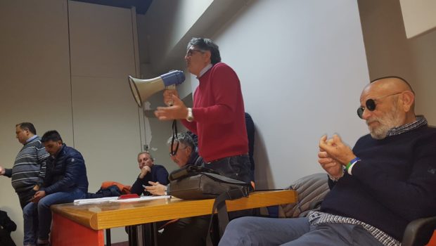 I risultati delle votazioni sulla piattaforma analizzati da un’ottica completamente diversa. Fiom, Fim e Uil hanno poco da stare allegri, la crisi del loro rapporto con gli operai non si può nascondere. Caro Operai Contro, su 1,6 milioni di metalmeccanici, solo il 21,15 per cento di loro (338.193) approva la piattaforma di Fiom, Fim e Uil,per il rinnovo del contratto nazionale. E’ subito smentita la mistificazione sulla “grande partecipazione di massa” alle assemblee di fabbrica per la piattaforma. I segretari generali di questi sindacati, in un comunicato stampa sbandierano, a sproposito, la partecipazione operaia come “grande vittoria nel segno […]