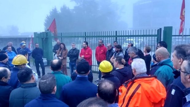 La fonderia ex Anselmi licenzia a singhiozzo. Tre licenziati sabato 12 ottobre, un altro due giorni dopo. La reazione operaia è immediata, sciopero ad oltranza e richiesta di reintegro. I sindacati provinciali di Fiom, Fim e Uilm non possono fare a meno di prendere, a caldo, posizione a sostegno della lotta. La novità non sono i licenziamenti individuali, dall’introduzione del jobs act sono aumentati e nessuno di quelli impugnati davanti al giudice si è risolto con il reintegro, che non è più previsto. La novità di oggi, che è veramente significativa, è che gli operai hanno deciso di fermarsi […]