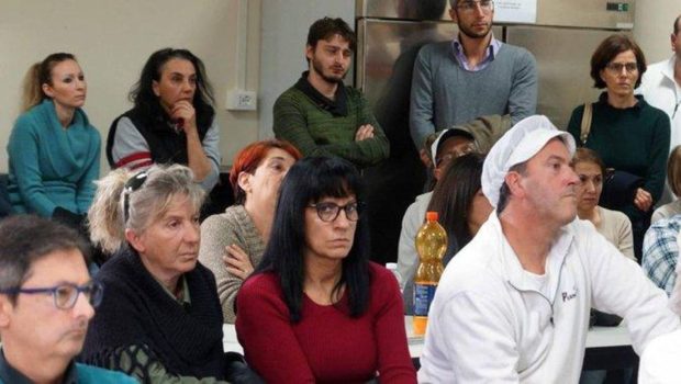 Non si impara mai abbastanza, è però ora di ribellarsi. La storia della chiusura delle fabbriche si ripete continuamente. Impegni di tutti, a parole, per salvarle. Accettazione di tutti, della dura realtà, degli interessi dei padroni. Per gli operai miseri sussidi e licenziamenti solo rinviati Quasi un anno fa, esattamente il 19 febbraio 2019, avevamo scritto su Operai Contro a proposito della fine della Pernigotti: “A casa con un accordo sindacale. Non ci sono strumenti legali per costringere il padrone a tenere aperta la fabbrica, che scoperta! Forse la lotta dura qualche spiraglio poteva aprirlo, ma si è scelta […]