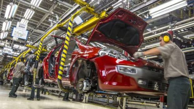 Melfi, Liberato Canadà è uno di quei classici sindacalisti usati dai padroni per sottomettere gli operai. Nel momento in cui diventa inservibile e deve tornare a lavorare sulle linee lo salva la UILM mettendolo in distacco sindacale. Sindacalisti di questo tipo ce ne sono tanti dentro e fuori dalle fabbriche. Durante la famosa lotta degli operai Fiat di Melfi nel 2004, che durò 21 giorni, molti furono i protagonisti che emersero in primo piano. Alcuni dichiaratamente contro la Fiat per cercare di migliorare le proprie condizioni di lavoro ed economiche, alcuni rimasero alla finestra a guardare, altri si schierarono […]