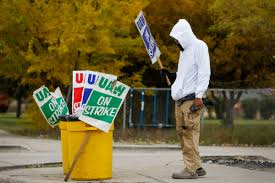 Dopo 40 giorni di sciopero gli operai valutano i risultati, quasi il 50% vota NO. Il malcontento nei confronti degli azionisti di GM e dei capi sindacali della UAW si manifesta forte. La necessità di un nuovo sindacalismo operaio è nei fatti. Nel centro tecnico di Warren, nel Michigan, in cui per la maggior parte ci sono i “lavoratori” ingegneri, l’85% è stato a favore dell’accordo. Mentre nell’enorme complesso di assemblaggio in Spring Hill, nel Tennessee, l’accordo è stato bocciato con 51% di NO e 49% di SI. Qui i “lavoratori” tecnici e specializzati (skilled trades) che hanno votato […]