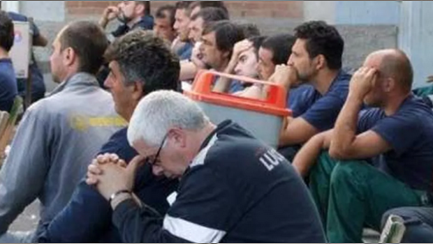 I capi sindacali continuano a nascondere la realtà. Assemblee poco partecipate, operai poco coinvolti, ma dichiarano lo stesso che la loro piattaforma va bene per la maggioranza dei metalmeccanici. Le assemblee svoltesi nelle aziende metalmeccaniche per il rinnovo del contratto nazionale hanno avuto molti esiti negativi per il sindacato, sia per la scarsa partecipazione, sia perché c’è l’idea diffusa che la piattaforma contenga in modo insufficiente rivendicazioni vere degli interessi operai. Facciamo un esempio. In un’azienda metalmeccanica milanese di 130 operai e impiegati, i presenti erano 15 operai e tre funzionari di Fiom, Fim e Uilm, che hanno letto, […]