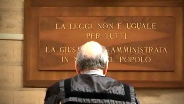 Con decreti ed emendamenti, il governo e l’opposizione stanno cercando ogni strada per garantire ai vertici di Arcelor Mittal l’impunità sui reati connessi alla sicurezza sul lavoro nello stabilimento ex ILVA. Una scelta “poco conforme”anche per la stessa Procura di Taranto. “Questa città bella e disperata è il punto di partenza del nostro anno. Salvataggio di Ilva insieme al salvataggio dei tarantini e dei loro figli“. Matteo Renzi così presentò il decreto Ilva nel 2014, approvato dal governo la vigilia di Natale e entrato in vigore nel 2015. In realtà, Renzi condannava gli operai e i cittadini di Taranto […]