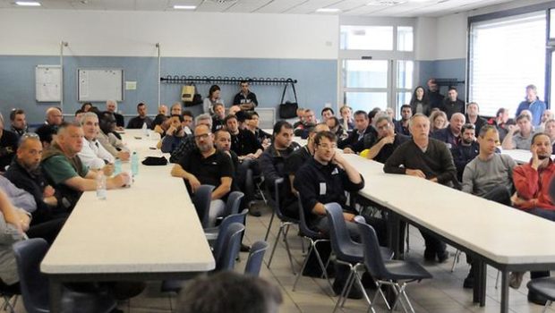 Un gruppo di operai della FCA di Melfi ha scritto una lettera al giornale locale vulturenews.net per denunciare la mancanza in fabbrica di un’attività sindacale degna di questo nome. “I rappresentanti sindacali aziendali pensano a fare carriera e i loro interessi personali” qui c’è tutta la realtà dei delegati sindacali che si compromettono e si fanno comprare dalle direzioni aziendali. “Se qualche delegato sindacale vuol risolvere qualcosa per gli operai sono i segretari regionali che li fermano” qui c’è tutta l’azione di controllo e repressione dei dirigenti sindacali esterni per impedire ogni azione di lotta veramente incisiva. “Fra noi […]