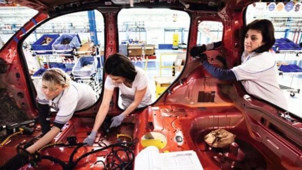 Nella logistica di Melfi c’è un mondo nascosto dove operaie ed operai subiscono, per lavorare, ogni tipo di ricatto, dove padroni e sindacalisti della UILM collaborano per tenerli sottomessi e fare tessere, ma qualche operaio ha deciso di denunciare questa situazione … La Fiat a Melfi ha deciso da anni di risparmiare sulla logistica e con il metodo del sub appalto ha assegnato una parte del movimento dei materiali alla Bcube. I padroni che stanno dietro la Bcube, a loro volta, sempre con il metodo del sub appalto, hanno affidato una parte del servizio alla Logistica Meridionale. La Fiat […]