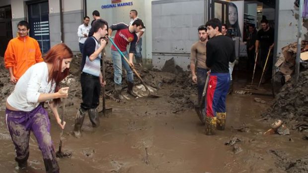 Una commessa dell’outlet di Serravalle, che vuol rimanere anonima, e si capisce perché, racconta di come sono state trattate nel giorno dell’alluvione del basso Piemonte. Dalla pagina Facebook: Chiudere i centri commerciali le domeniche e i giorni festivi