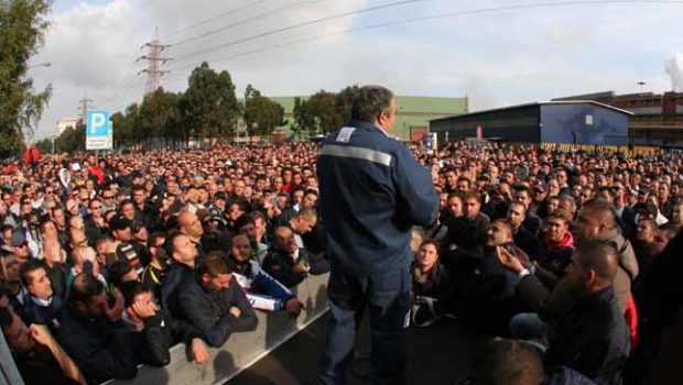 Dicono che la scelta di Arcelor Mittal di lasciare l'ILVA è una bomba sociale. Gli operai di Taranto la devono far esplodere per finirla con padroni al di sopra delle loro stesse leggi, con impegni mai rispettati, col ricatto continuo di morire avvelenati.