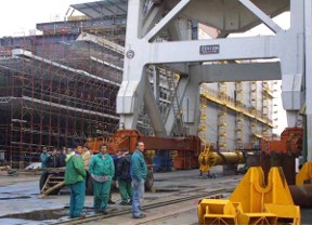 La metanfetamina la somministravano ai soldati della Wehrmact per sostenere la fatica della guerra, oggi sono costretti a farne uso gli operai delle ditte d'appalto della Fincantieri per reggere i ritmi di lavoro forsennati ai quali devono sottostare.