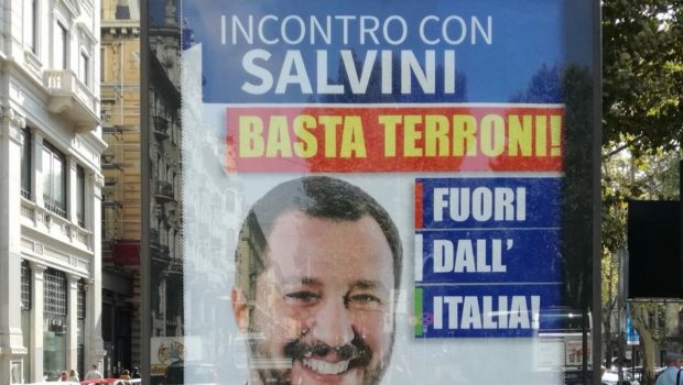 Dalla guerra ai "terroni" a quella ai migranti. In 10 anni Salvini e i suoi scagnozzi hanno cambiato i soggetti della loro propaganda razzista. I voti gli servono anche se vengono dai meridionali che definivano "parassiti, fannulloni e puzzolenti"