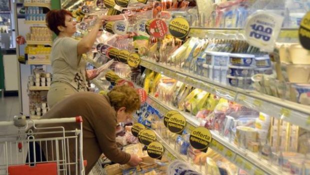 Bassi salari, pensioni miserabili spingono a nutrirsi con alimenti a poco prezzo, in offerta. La qualità è scadente ma i ripiani sono vuoti.