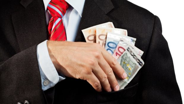 Per gli operai più poveri solo briciole. Hanno conteggiato nella riduzione del cuneo fiscale anche gli 80 euro di Renzi, l’aumento reale in busta paga si riduce a 4 euro lordi. Sono dei veri truffatori.