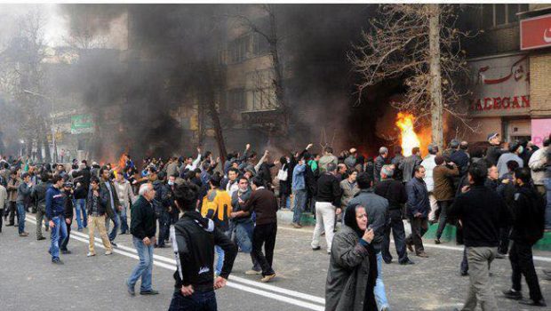 Per più di cinque giorni in Iran "spenta" la rete. Nessun collegamento, nessuna notizia. Nel frattempo dai 200 ai 400 morti fra i manifestanti, oltre 5000 arresti. Assaltate banche, supermercati e commissariati di polizia.