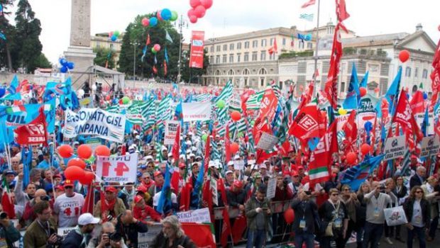 Il 16 novembre il Circo Massimo a Roma era pieno di bandiere sindacali. Un calderone di rivendicazioni fumose ma nessuna prova di forza reale contro il governo per una vera rivalutazione della pensione. 