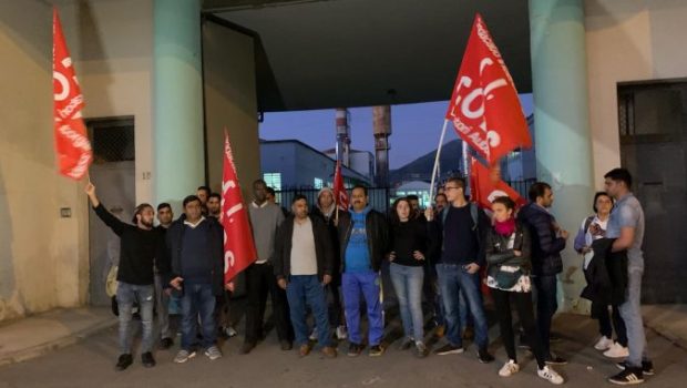 Ventuno multe,  fra i 1000 e i 4000 euro, ai manifestanti che lo scorso 16 ottobre parteciparono allo sciopero indetto dal Si Cobas alla tintoria Superlativa. La Questura di Prato, per la prima volta, ha applicato il decreto sicurezza per sanzionare il “blocco stradale”. 