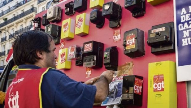 Francia, gli operai dell'elettricità in sciopero hanno tagliato alcune linee elettriche ai ricchi per ricollegarle alle famiglie povere. Hanno punito anche il sindacato collaborazionista della CFDT, la sede è rimasta al buio.