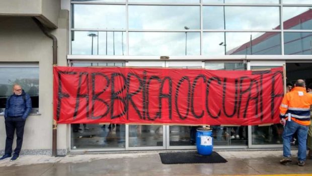 Con la vicenda dello sciopero alla tintoria Superlativa e le sanzioni elevate dalla questura di Prato viene in luce un lato dei decreti sicurezza che a nessuno interessa denunciare, quello contro gli operai. 