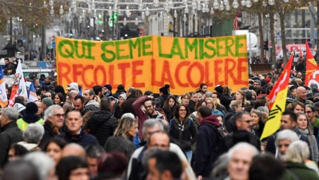 Chapeau, tanto di cappello agli operai e lavoratori in Francia. 38 giorni di sciopero costringono il governo ad una prima retromarcia. Non basta, la riforma delle pensioni deve essere ritirata.