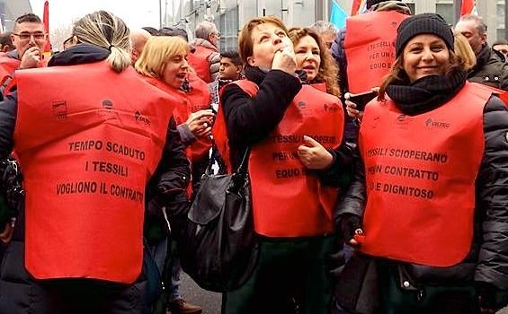 I licenziamenti di massa costringono le donne al ritorno al lavoro domestico come unica attività. Ritorna centrale il problema del rapporto sociale con gli uomini e come affrontarlo.