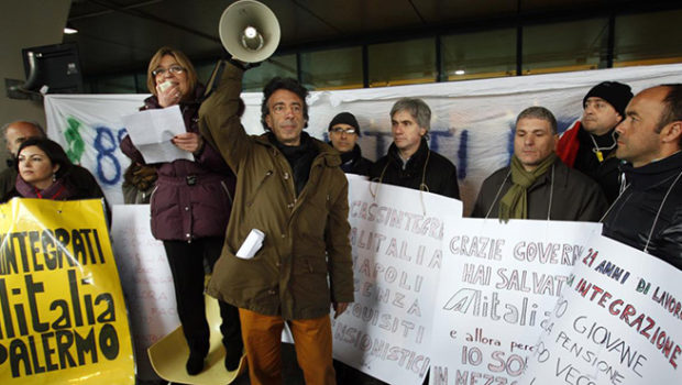 C’è una nuova impennata di richieste di cassa integrazione. La UIL sostiene che è un modo di salvare posti di lavoro e che gli operai perdono solo il 16% di salario. Una falsità che solo sindacalisti venduti possono sostenere.