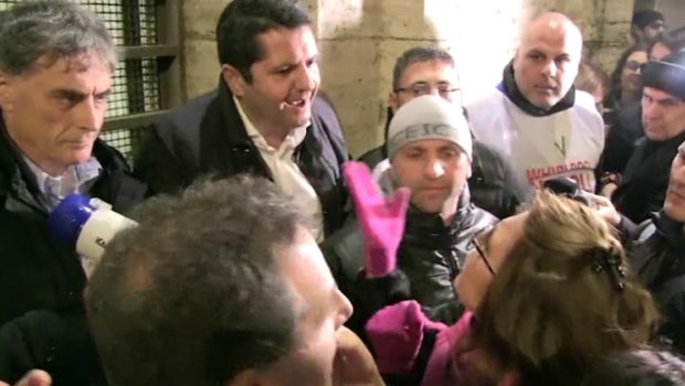 Il ministero dello sviluppo economico viene presentato come lo strumento per risolvere le crisi aziendali. Dopo le prime e roboanti promesse la conclusione è sempre la stessa: chiusure e cassa integrazione. Finché gli operai non si fanno più prendere in giro.