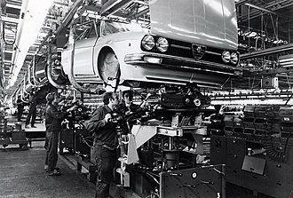 A Pomigliano hanno festeggiato i 40 anni della Panda. I rappresentanti degli azionisti brindano assieme ai valletti sindacali e plaudono al nuovo piano industriale. Da 120 anni si lavora sulle linee della Fiat, di modelli ne sono passati tanti, quello che è rimasta è la fatica e un salario da fame.