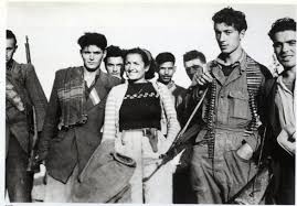 Operai, la borghesia il 25 aprile si tolse per necessità, costretta dalle nostre lotte, la camicia nera e indossò il doppio petto. Cambiò la forma del potere ma non la sua natura, di essere una dittatura dei padroni sugli operai.