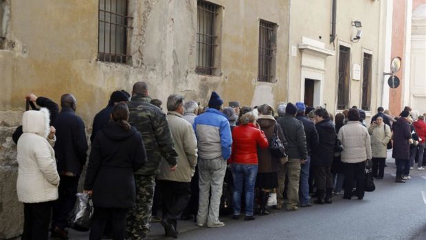Le grandi catene di distribuzione sfruttano la pandemia per aumentare i prezzi dei generi di prima necessità. Dopo ore di coda si compra quello che si trova. I salari diventano così più leggeri, la CIGS dimezza i redditi degli operai che stanno a casa. Il governo permette la speculazione, è il libero mercato. 