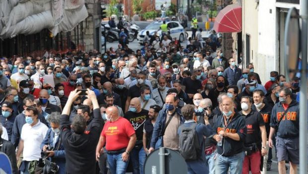 Il partito operaio si chiedeva ieri SIAMO UOMINI O CAPORALI? la risposta è arrivata subito da Genova, 500 operai dell'ex Ilva hanno sfilato incazzati fino alla prefettura al grido "non siamo schiavi di Mittal."