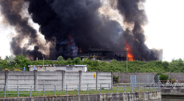 Due operai in pericolo di vita. La RSU aveva già denunciato le condizioni di forte insicurezza in cui si lavorava. Erano sul tavolo del Prefetto, dell'ispettorato del lavoro, del sindacato territoriale ma nessuno è intervenuto. Ora gli ipocriti si indignano.