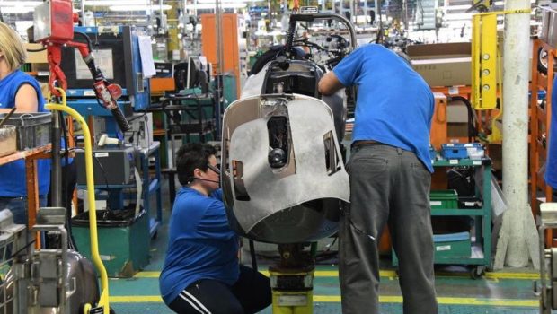 Un comunicato prodotto dai delegati  della FIOM della Piaggio di Pontedera dimostra che le misure di sicurezza messe in atto dall’azienda sono inesistenti ed inutilizzabili. Nella conclusione sono messe in fila le richieste che  tutti gli operai possono adottare nella guerriglia quotidiana che, per difendersi dal contagio, si combatte contro il padrone. 