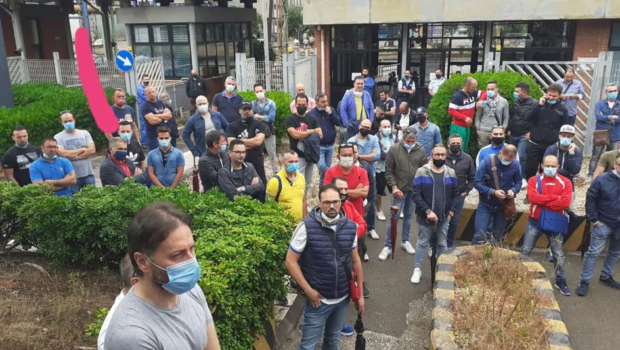 Per gli operai messi in cassa integrazione, da Covid e/o ordinaria, il salario è stato tagliato del 40%. E per essi non ci sarà neanche il premio di produzione