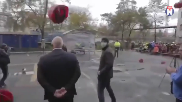 La scintilla è il licenziamento di un direttore generale benvoluto, niente di rivoluzionario. Ma la forma che ha preso la reazione operaia contro i due nuovi dirigenti è uno spettacolo da non perdere. Vedi video.