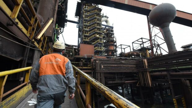 Gli operai di Arcelor Mittal di Dunkerque e Mardyck in Francia hanno iniziato lo sciopero ad oltranza. Chiedono un bonus di 2000 euro e la copertura al 100% per la disoccupazione parziale.