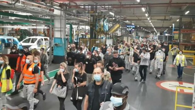 Mentre alla FCA in Italia il sindacato vuol scambiare con quattro soldi la possibilità di far saltare gli operai  da una postazione all’altra  per coprire i buchi, alla Renault di Flins, di fronte alla riduzione degli operai sulle linee, si blocca la produzione.