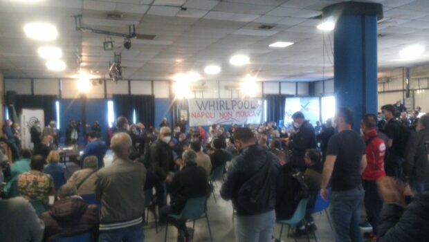 Le parole non costano niente, ancora promesse, impegni, minacce senza seguito. Il padrone ha fatto ciò che aveva deciso: chiudere la fabbrica. La risposta è nelle mani degli operai