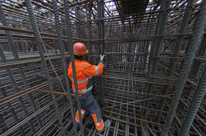 Firmato l'accordo fra il MIT e i sindacati di categoria, nei cantieri edili gli operai potranno lavorare giorno e notte, sette giorni su sette. Dichiarano che così si crea lavoro. Sì, un lavoro da schiavi.