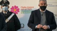 Dal vaccino sotto lo stand a forma di fiore, al promesso intervento dell’esercito la vaccinazione di massa non decolla. Anche questa volta la borghesia italiana non si smentisce, sono dei borghesi da operetta anche in piena pandemia.