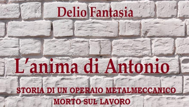 La storia post mortem di Antonio, morto schiacciato tra due stampi in una fabbrica in provincia di Frosinone. Una vera opera letteraria dedicata a tanti e tanti operai che ogni anno muoiono sul lavoro e vengono dimenticati.