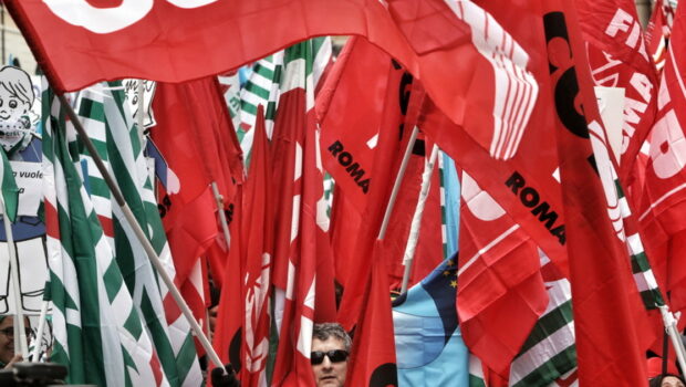 E’ iniziata la cura Tavares alla Stellantis di Melfi (ex FCA): nuova cassa integrazione, gli operai addetti al servizio di pulizia a casa. I sindacalisti spiazzati dichiarano lo stato di agitazione, ma come sempre non organizzano nessuna seria lotta.