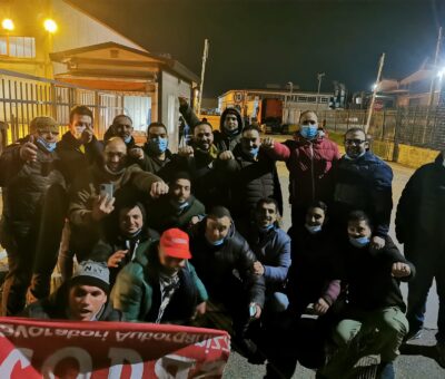 Volevano intimorire gli operai, hanno prodotto l’effetto opposto,  si fa strada una potente solidarietà e si impara che forza pubblica, magistratura sono strumenti del padrone per sottomettere gli operai.  Per lottare come classe contro questo potere associato dobbiamo iniziare a ragionare come partito operaio.