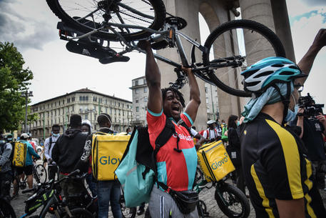 I rider hanno provato la forza collettiva, c’e un contratto nazionale da conquistare, la sentenza sulle assunzioni da applicare, i sindacati di comodo da eliminare, la strada è ancora lunga ma si è iniziato col piede giusto.