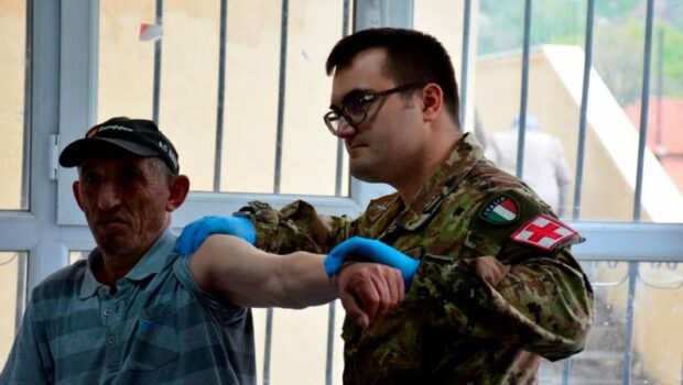 Il piano del generale non marcia, vaccinare la popolazione non è come gestire la logistica delle truppe di occupazione dal Kosovo all’Afghanistan.