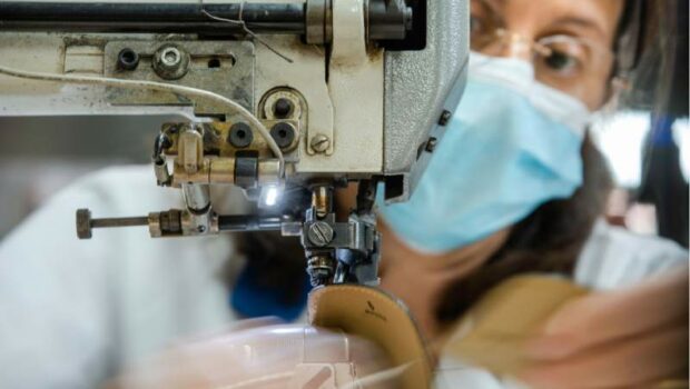 Con la scusa di aiutare le famiglie e incentivare la natalità  regalano soldi ad autonomi ed imprenditori e li tolgono a operai e lavoratori dipendenti con redditi bassi