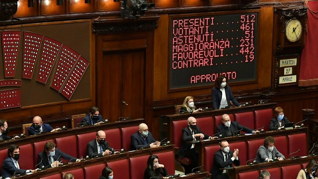 Raccontano come al solito che ne beneficeranno tutti i cittadini, è la solita fandonia, i soldi finiranno nelle tasche del ceto politico che controlla lo Stato, alle banche ed agli  imprenditori grandi e piccoli che li faranno fruttare sfruttando al massimo gli operai che lavoreranno per loro. 