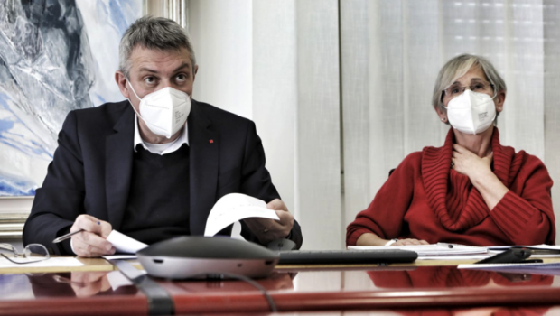 L’accordo è fatto, ma è fumo negli occhi, c’è la disponibilità ad organizzare la vaccinazione nei luoghi di lavoro. Chi? Quando? Non si sa. Intanto gli untori di Confindustria salvano la faccia. 