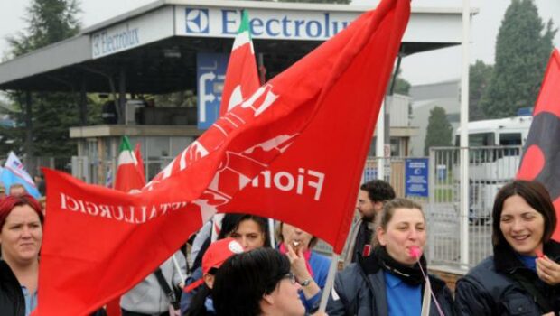 Mentre sembra che gli operai, ricattati per il lavoro e messi a tacere con la pandemia, subiscano ogni specie di prepotenza padronale ed ogni svendita sindacale, si scopre che non è dappertutto così. Ci sono fabbriche dove ancora si resiste, dove ancora si lotta per il salario, l'Electrolux ne è un esempio.