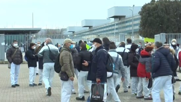 Basilicata24.it pubblica un’intervista a Franco, operaio Stellantis Melfi, sulla condizione di lavoro e le prospettive. Un altro operaio dello stesso stabilimento commenta. Inizia un confronto pubblico sul che fare per reagire ad una condizione di effettiva schiavitù. Più operai intervengono e meglio è.