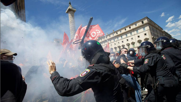 Quando non si fanno processioni ma si manifesta realmente contro licenziamenti ed accordi di svendita, l'unica risposta che sa dare il governo sono le manganellate. Comunicato del SI Cobas del 21 maggio