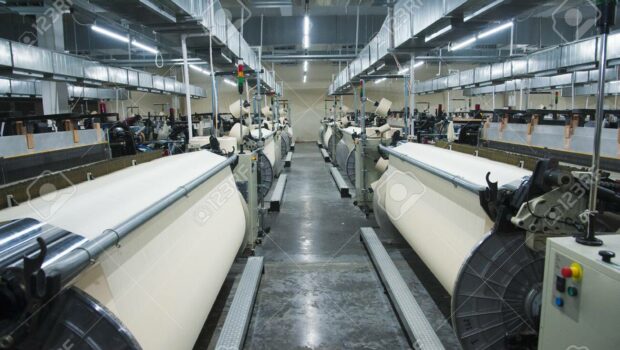 Una giovane operaia di Prato è morta dilaniata dal macchinario su cui lavorava. Ora il solito ipocrita "mai più", un discorso salva coscienza del prete e uno scioperino. Fino al nuovo morto sul lavoro.